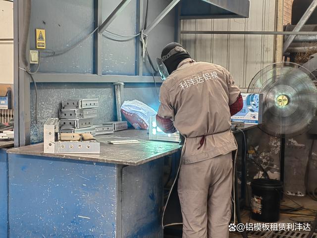 铝模施工质量问题解决!为什么会出现飘窗气泡、爆模问题?